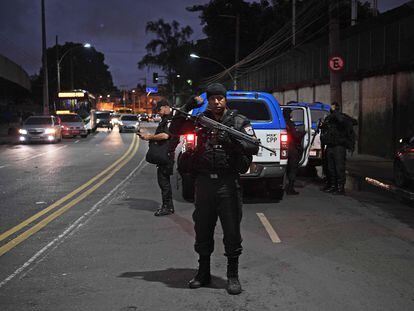 Policial na favela do Jacarezinho em dia de protestos após a chacina.