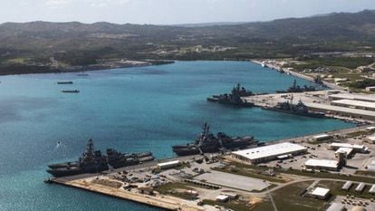 Vista aérea da base naval no porto de Apra (Guam), em 2016