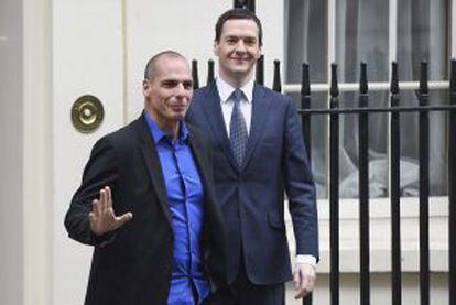 Yanis Varufakis (esquerda) com o ministro britânico da Economia, George Osborne.