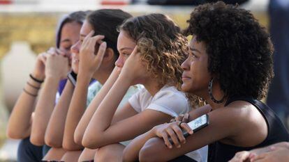 Estudantes e pesquisadoras choram em frente ao Museu Nacional, no Rio de Janeiro, destruído por um incêndio.