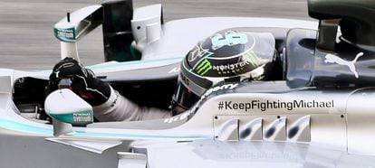Rosberg, de Mercedes, exibe mensagens de apoio a Schumacher durante o GP da Malásia.