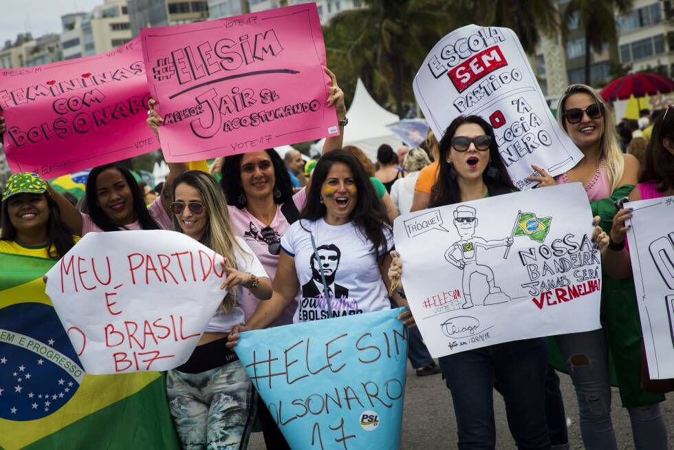 Mulheres se manifestando a favor de Bolsonaro.