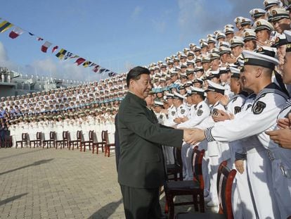 O presidente chinês, Xi Jinping, cumprimenta marinheiros no porto de Sanya, na província meridional de Hainan, em 17 de dezembro.