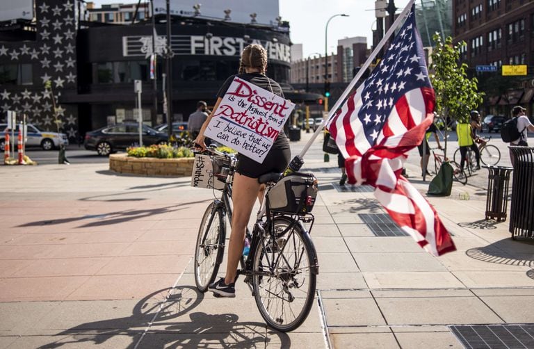 Manifestante da marcha Roll4Justice no dia 4 de julho em Minneapolis, Minnesota, um protesto que criticou a comemoração da data.