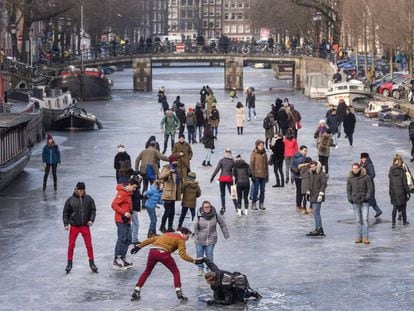 Patinação no gelo pelos famosos canais de Amsterdã, em imagens