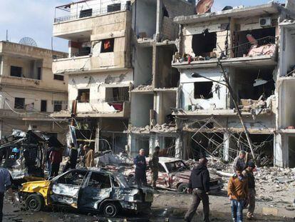Cidadãos sírios no local da explosão em Homs.