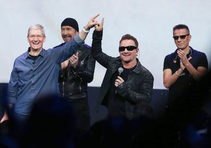 O CEO da Apple, Tim Cook (esquerda) e Bono, líder do U2, na apresentação do iPhone 6 em Cupertino.