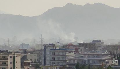 Coluna de fumaça vista após a explosão ocorrida nas proximidades do aeroporto de Cabul.