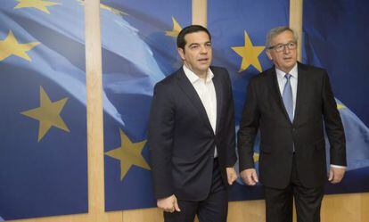 Tsipras e Juncker, nesta segunda-feira em Bruxelas.