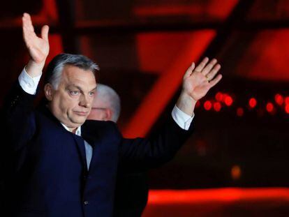 Viktor Orbán se dirige aos seguidores neste domingo, após se proclamar vencedor nas eleições da Hungria