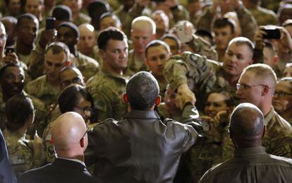 Obama com soldados norte-americanos na base de Bagram, no Afeganistão.
