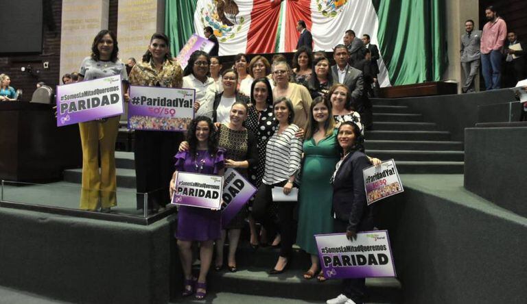 Mulheres comemoram aprovação da lei paridade de gênero no Senado do México.