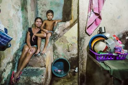 A recicladora Maria Marlúcia de Souza, de 37 anos, e um de seus filhos. Sua família, de Fortaleza (CE), era uma das que receberam o auxílio emergencial no ano passado.