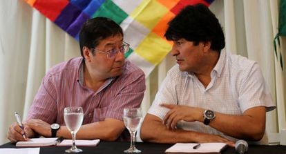 À direita, o ex-presidente Evo Morales conversa com Luis Arce, candidato de seu partido ao Governo da Bolívia.