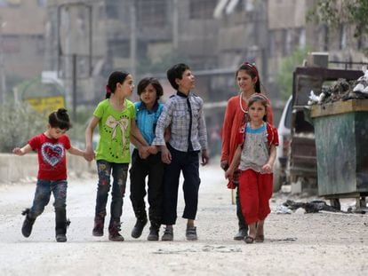 Crianças em Duma, cidade nos arredores de Damasco.