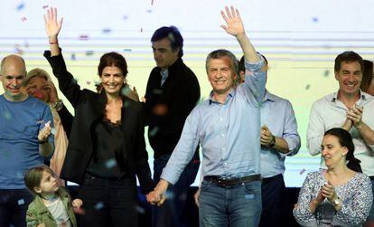 Mauricio Macri, Juliana Awada e a vice-presidenta Gabriela Michetti, celebram a vitória eleitoral.
