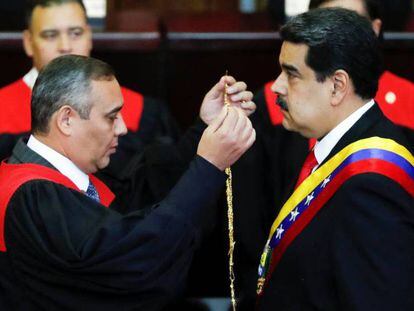 O presidente do Supremo venezuelano, Maikel Moreno, empossa Nicolás Maduro como presidente, nesta quinta-feira em Caracas.