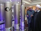 El presidente iraní, Hasan Rohani (izquierda), conversa con el director de la Organización de Energía Atómica de Irán.