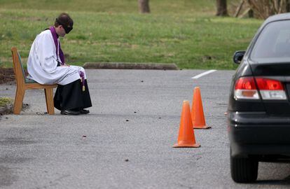 Um fiel, protegido dentro do carro, se confessa ao reverendo Scott Holmer, da igreja católica St. Edward, em Bowie, Maryland.