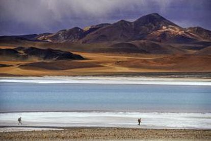 Andarilhos no deserto de Atacama, no Chile.