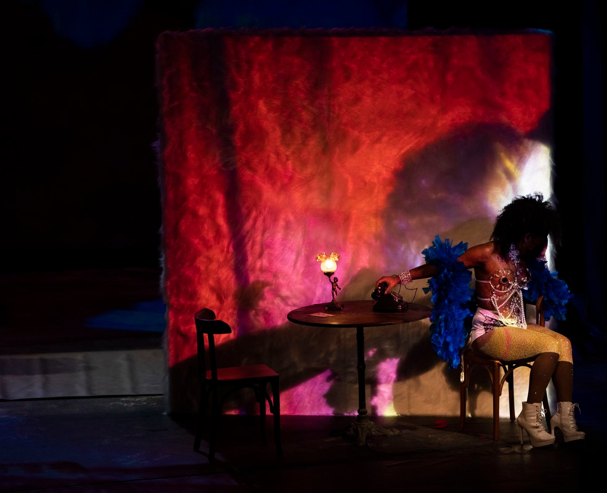 Prostitutas e protagonistas no palco do Theatro Municipal