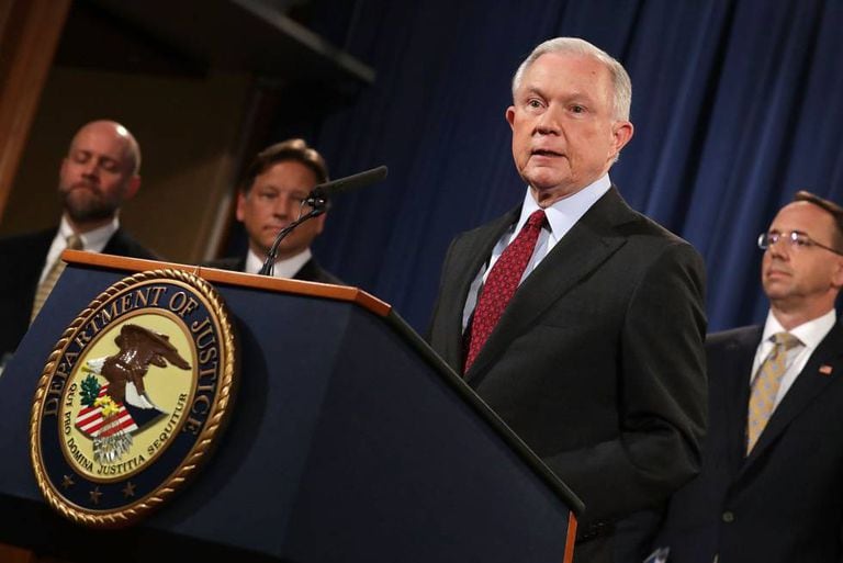 O procurador-geral Jeff Sessions dá uma coletiva de imprensa expondo as ações internacionais realizadas contra o cibercrime em Washington.