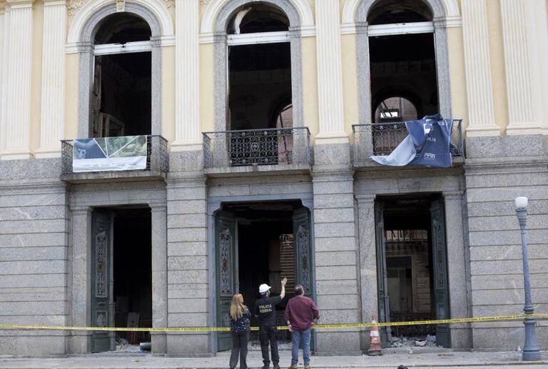 Polícia Federal investiga causas do incêndio no Museu Nacional.