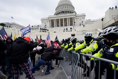 Partidários de Trump tentam romper uma barreira policial na quarta-feira no Capitólio de Washington.