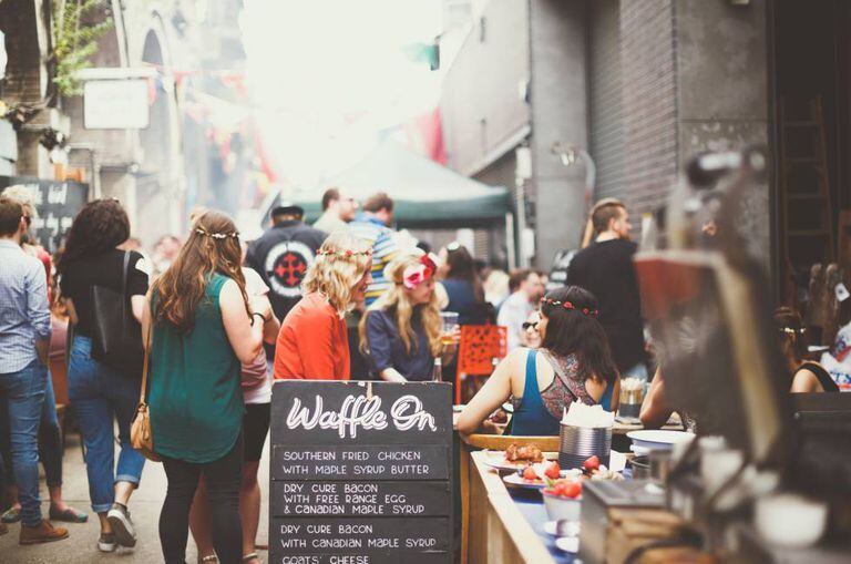 Uma das bancas do Maltby Street Market, sob os arcos do beco de Ropewalk, no distrito londrino de Bermondsey.