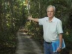 O cientista Carlos Nobre na Reserva Ecológica de Cuieiras, a 100 quilômetros de Manaus, na área de pesquisa do Instituto Nacional de Pesquisas da Amazônia (INPA).