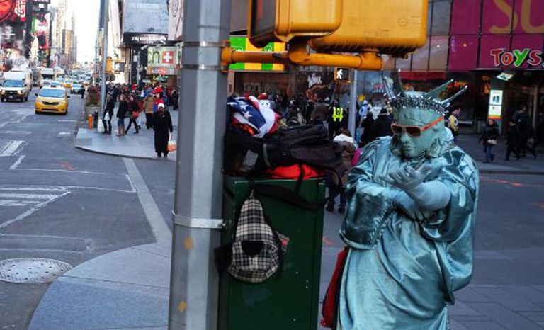 Homem vestido de Estátua da Liberdade na Times Square, em Nova York.