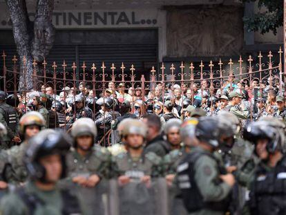 Simpatizantes de Nicolás Maduro vigiam a saída da Assembleia Nacional, nesta terça-feira em Caracas.
