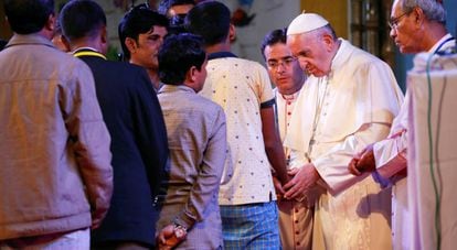 O Papa recebe um grupo de rohingyas em Daca, capital de Bangladesh