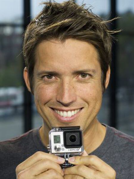 Nick Woodman segura uma de suas câmeras.