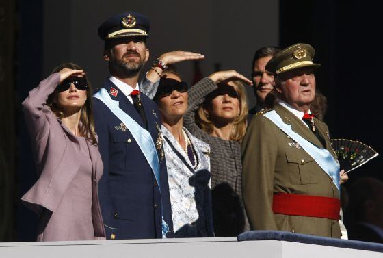 A família real durante o desfile militar em 12 de outubro de 2009.