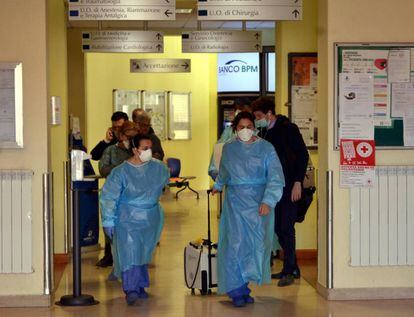 Funcionários do hospital de Codogno (Itália).