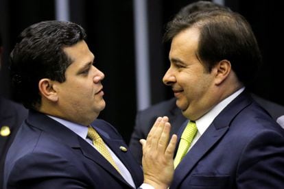 Davi Alcolumbre (à esquerda) e Rodrigo Maia durante cerimônia de abertura do ano legislativo, em fevereiro