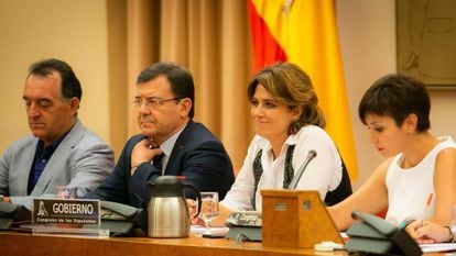 A ministra da Justiça espanhola, Dolores Delgado (centro), no Congresso