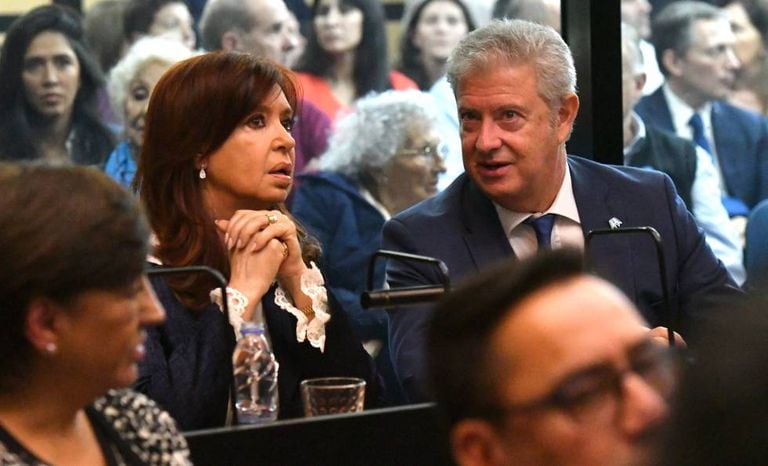 A ex-presidenta Cristina Kirchner, sentada ao lado de seu advogado.