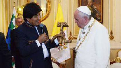 Evo Morales, entregando o presente ao Papa. Efe/Agencia Boliviana de Información EFE