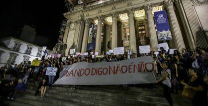 Ativistas no Teatro de Municipal em protesto contra estupro.