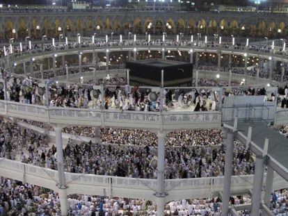 Peregrinos muçulmanos rezam em torno da Caaba na Grande Mesquita.