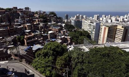 Vista de uma favela ao lado de modernos edifícios no Rio de Janeiro.