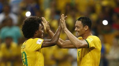 Ricardo Oliveira e Willian celebram gol na vitória brasileira.