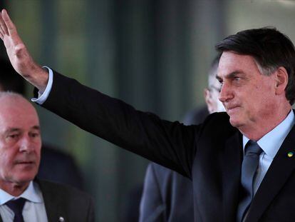 Bolsonaro com Fernando Azevedo ao fundo no dia 8 de maio de 2020.