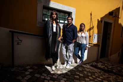 Da esquerda para a direita, Carminho, Camané e Teresinha Landeiro, fotografados no bairro da Alfama, em Lisboa.
