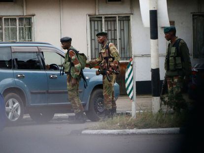 Soldados do Exército do Zimbábue bloqueiam o acesso a edifícios governamentais da capital