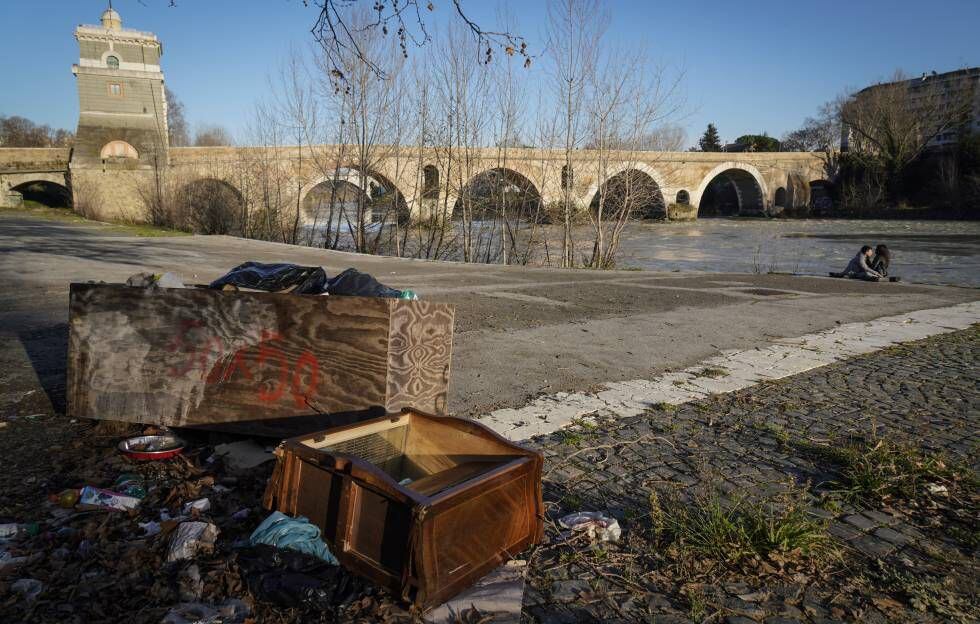 As margens do rio Tibre em Roma acumulam lixo há meses.