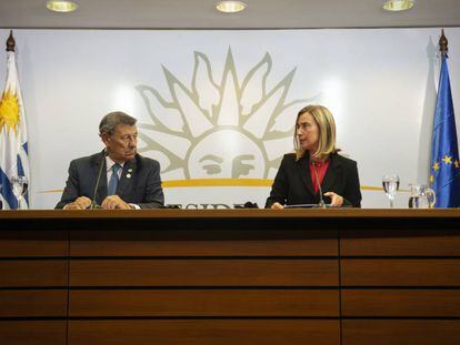 A chefe da diplomacia europeia, Federica Mogherini, e o ministro das Relações Exteriores do Uruguai, Rodolfo Nin Novoa, fazem declarações no encerramento da reunião do Grupo de Contato sobre a Venezuela.