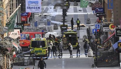 Policiais evacuam a zona do atentado em Estocolmo.